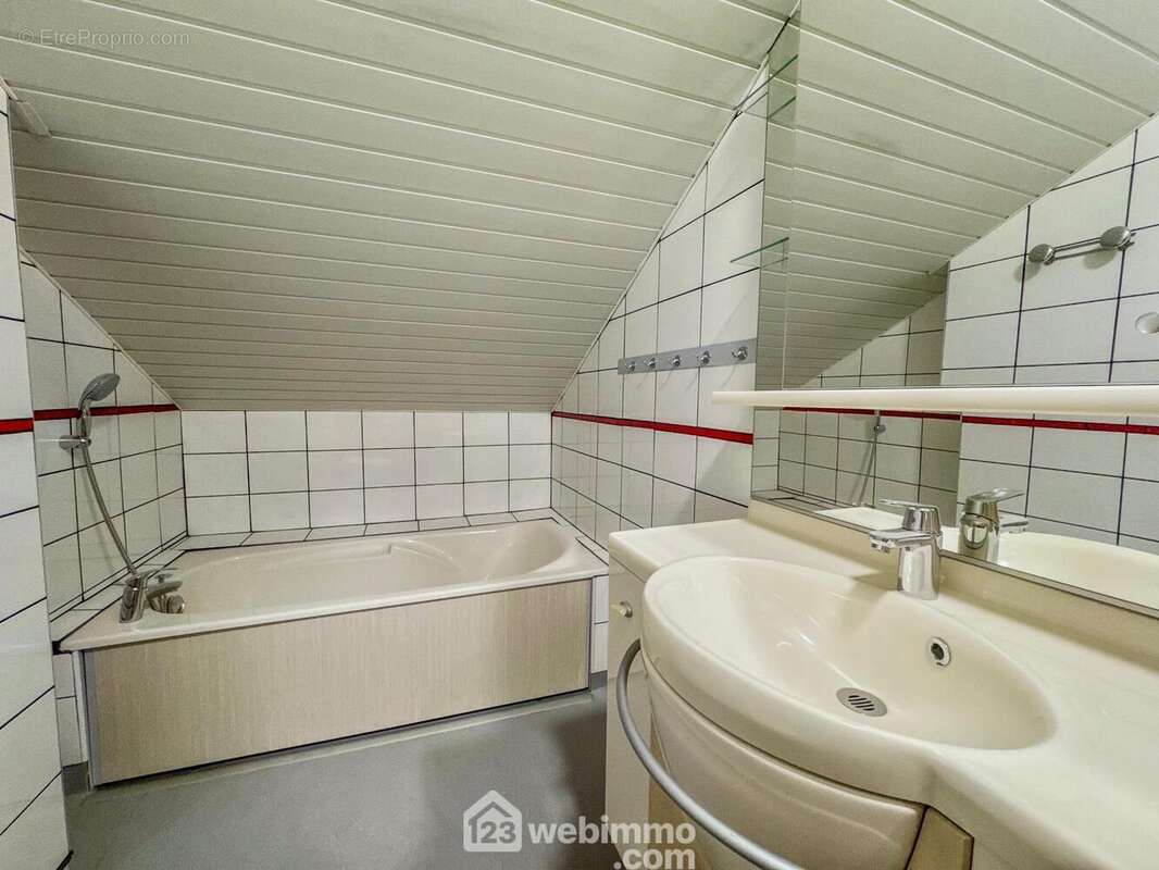 Salle de bain étage avec WC suspendus - Maison à VERDUN