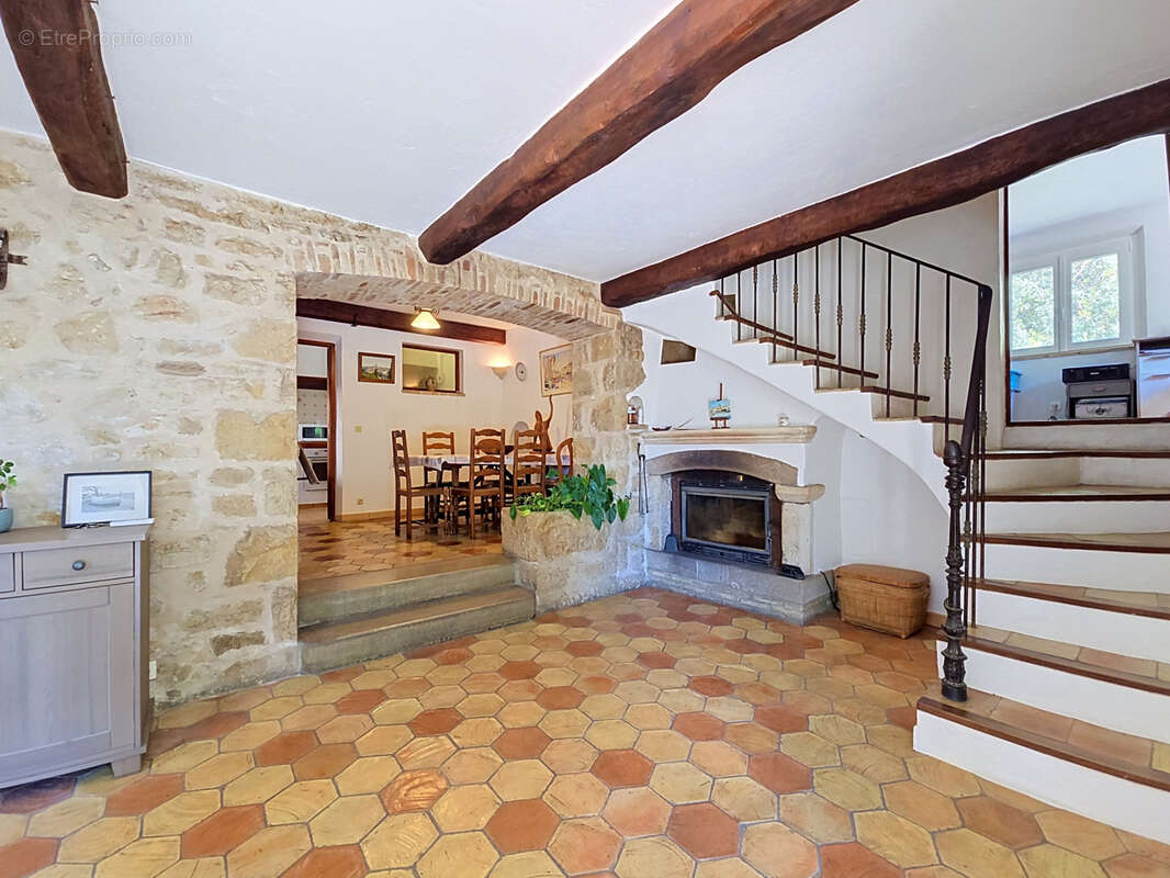 La colle-sur-loup   cœur de village   maison 4/5 pièces de 104 m2 avec jardin, dépendances et stationnements - photo 3