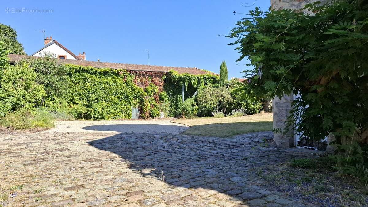 A vendre à Busset, très belle propriété de 11 pièces avec piscine et grange. - photo 8