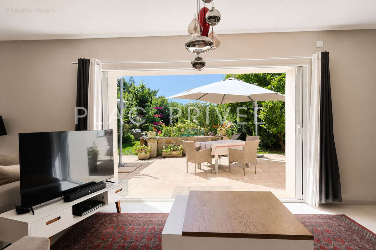 Maison de caractère avec piscine et dépendances - photo 7