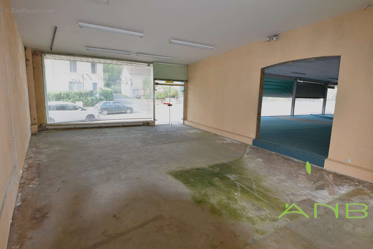 Commerce à PIEGUT-PLUVIERS