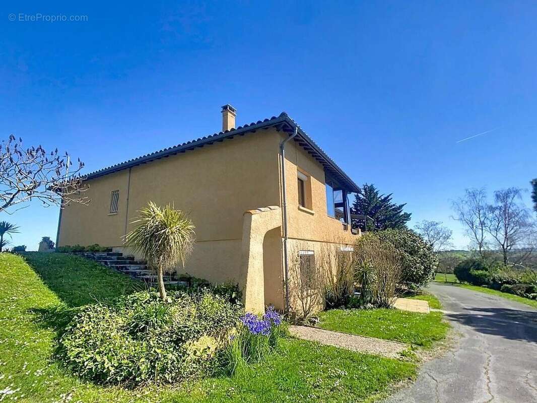 Maison 218 m² à Castelnau-Barbarens  - photo 2