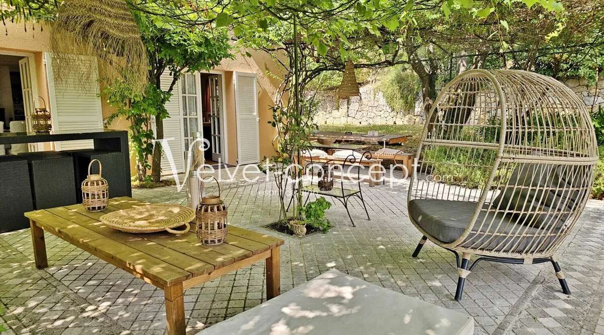 Maison à CHATEAUNEUF-GRASSE