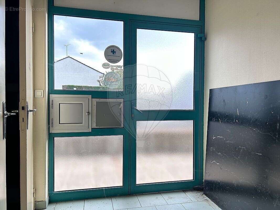 Commerce à VARENNES-VAUZELLES