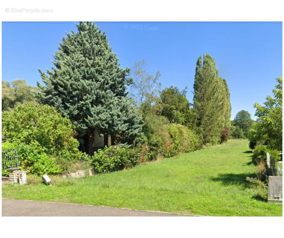 Terrain à AY-SUR-MOSELLE