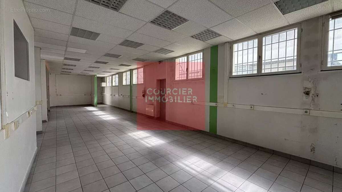 Commerce à LE MESNIL-SAINT-DENIS