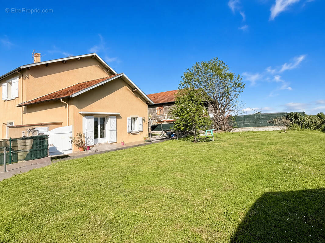Appartement à VEAUCHE