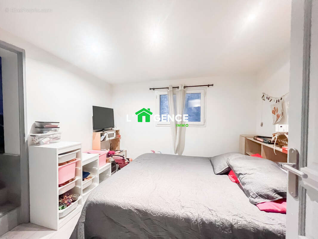 Maison à SAINT-MITRE-LES-REMPARTS