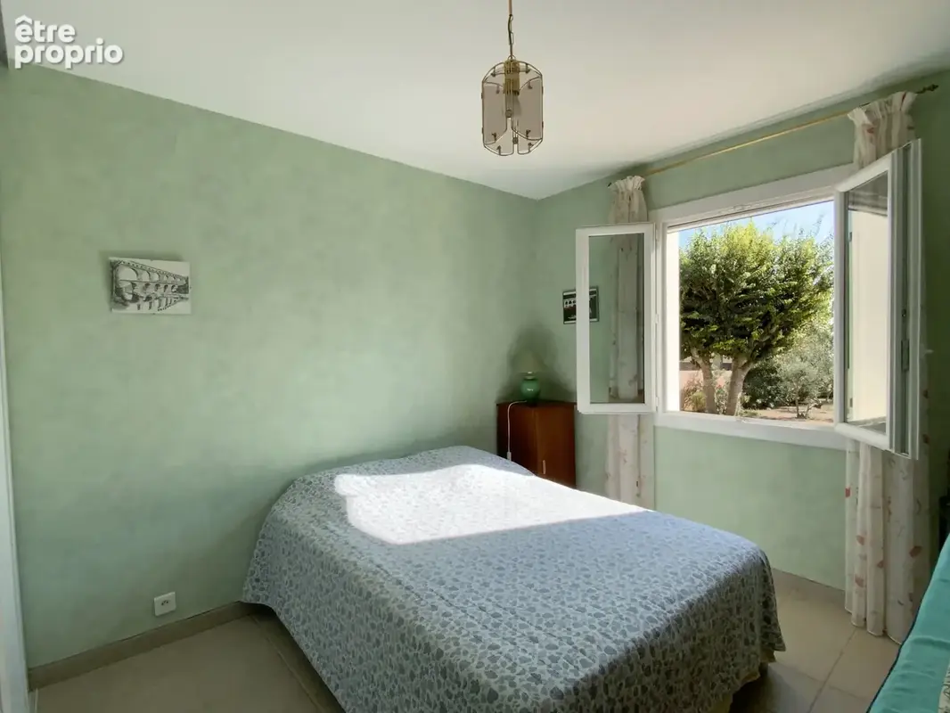 Uzès, Villa de plain pied sur terrain arboré avec piscine. - photo 17