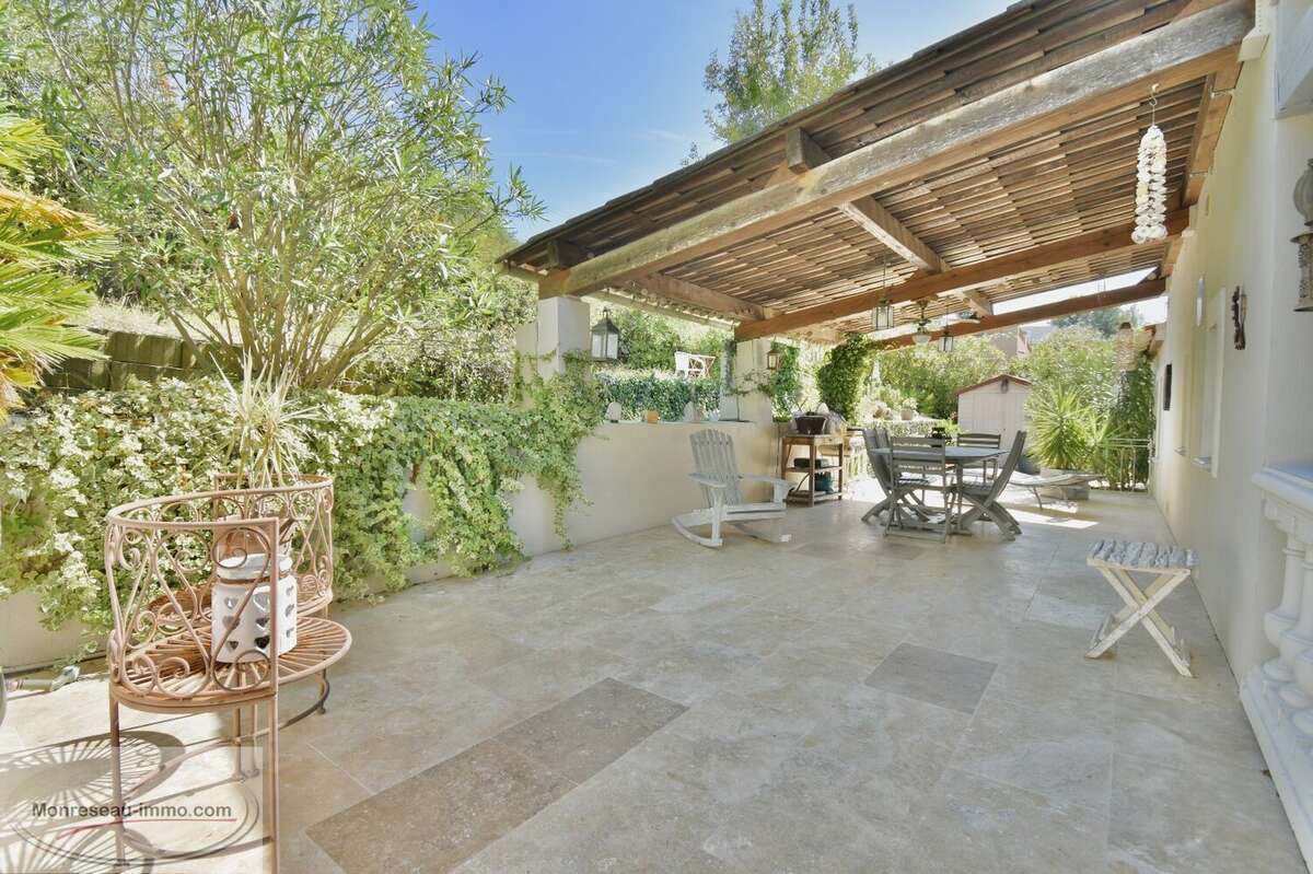 Maison à LA ROQUETTE-SUR-SIAGNE