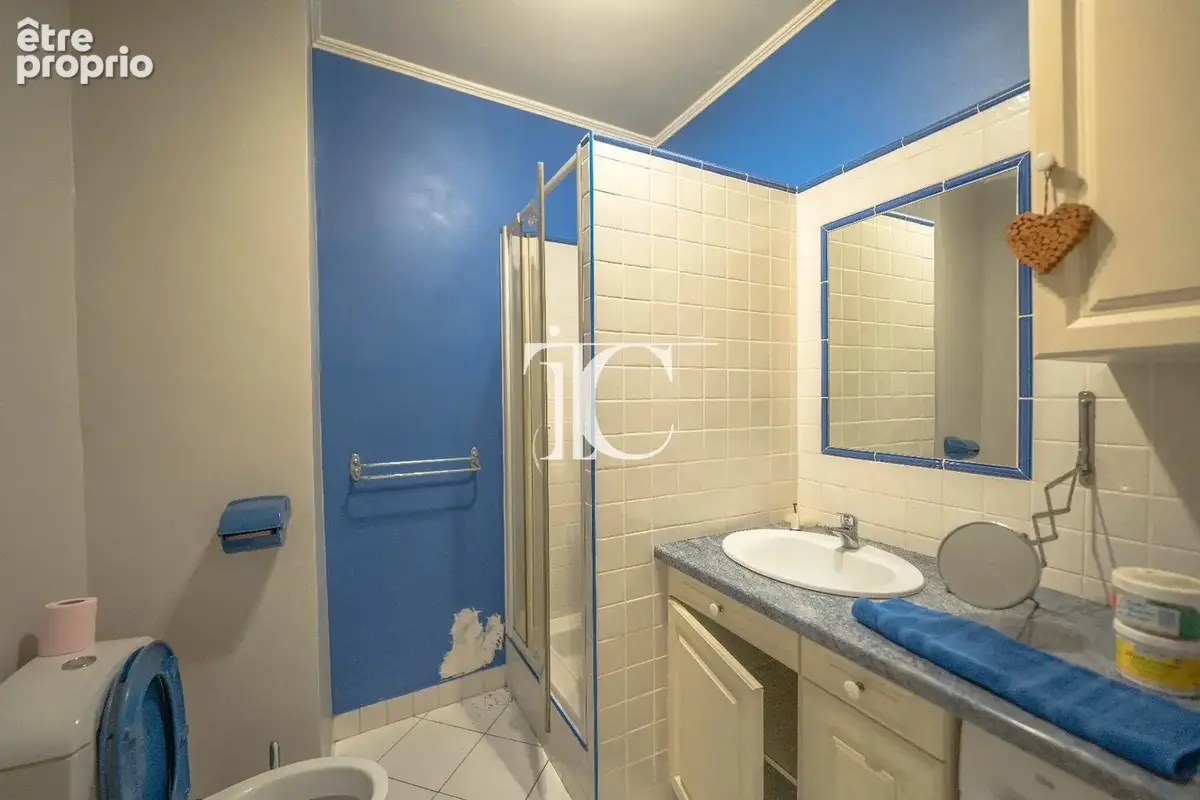 Les vans  bâtisse avec atelier, logement et cour intérieure  beau potentiel - photo 6
