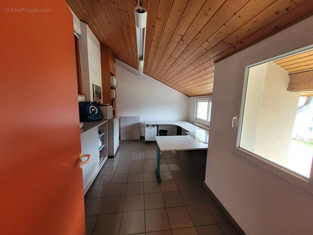 Commerce à VILLARDS-D'HERIA