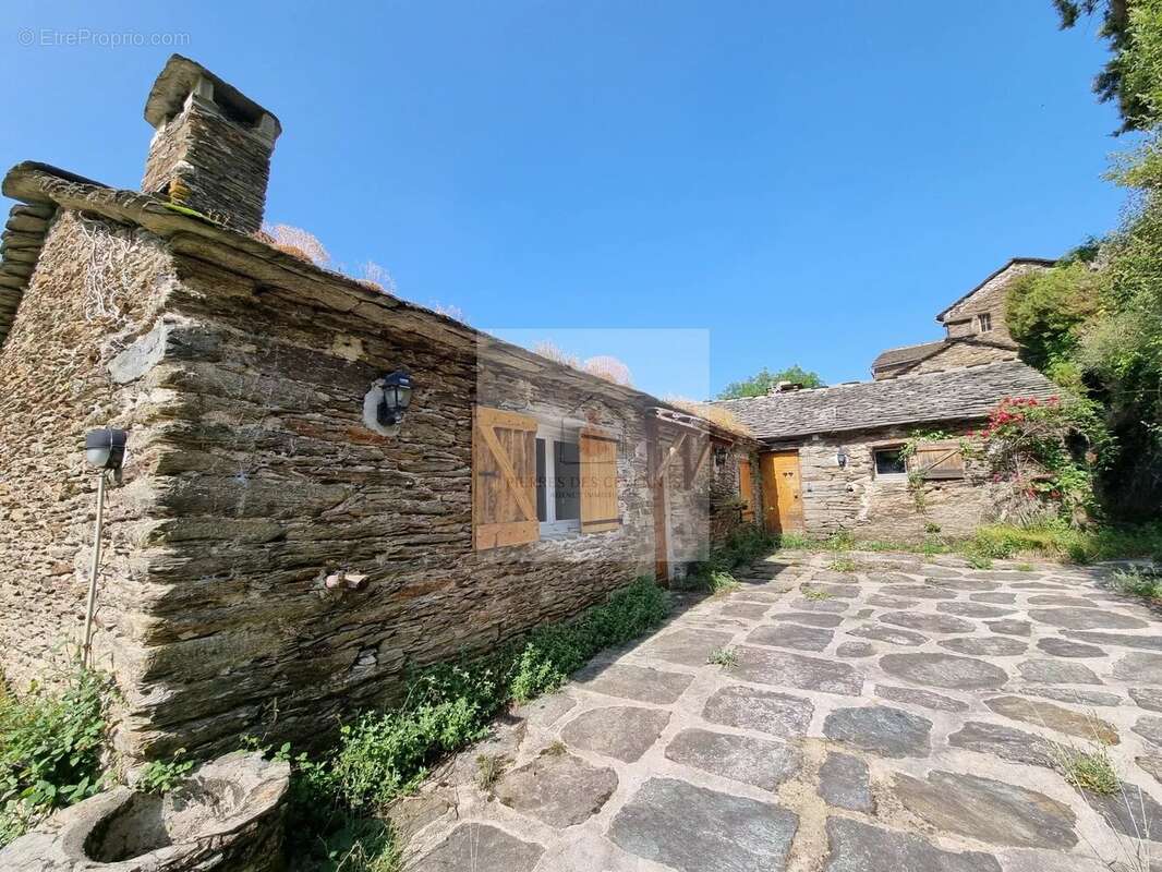 Maison à LE COLLET-DE-DEZE
