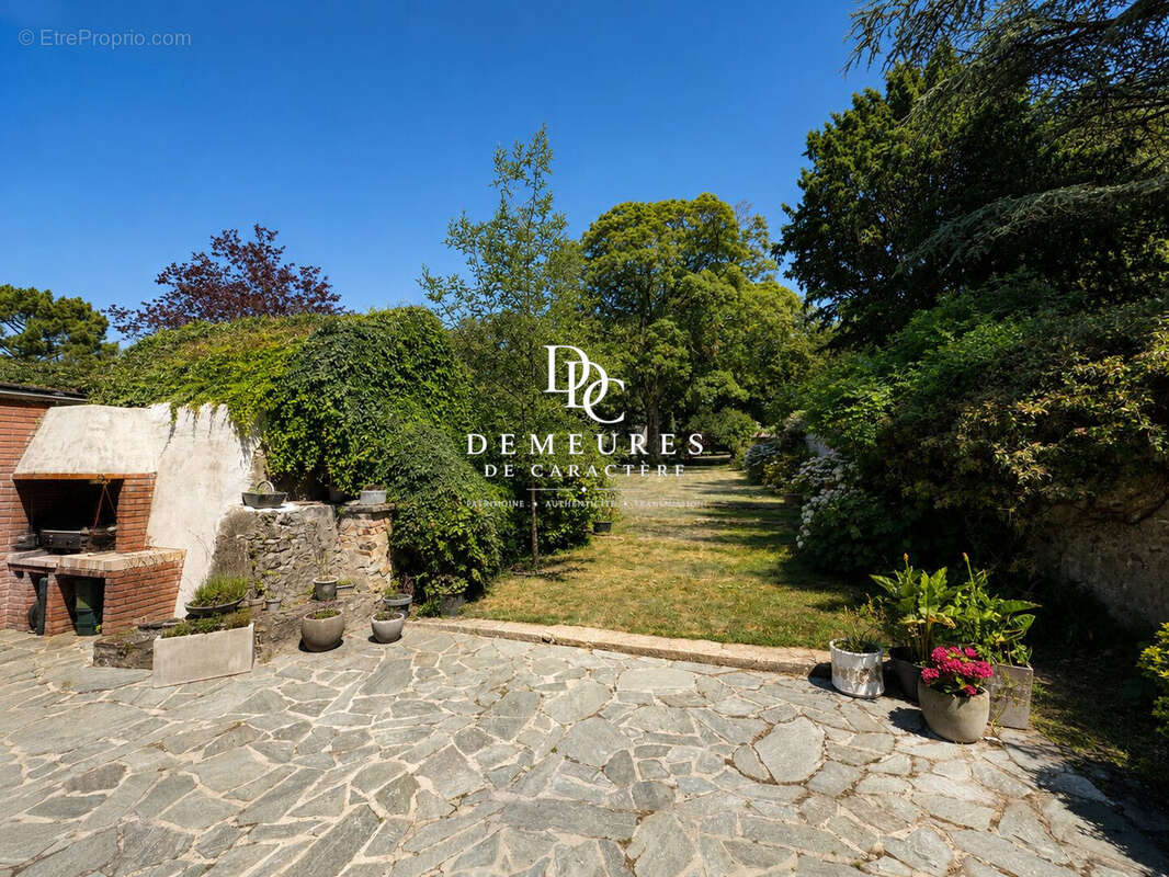 Maison 399 m² à Saint-Leonard  - photo 2