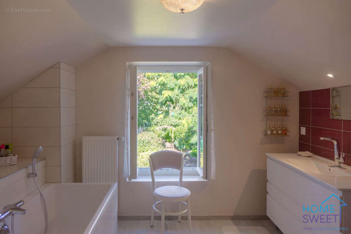 Salle de Bain - Maison à SAINT-DENIS-DE-L'HOTEL