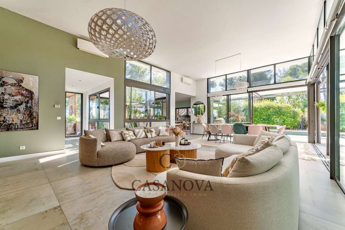 Maison à SAINT-CLEMENT-DE-RIVIERE