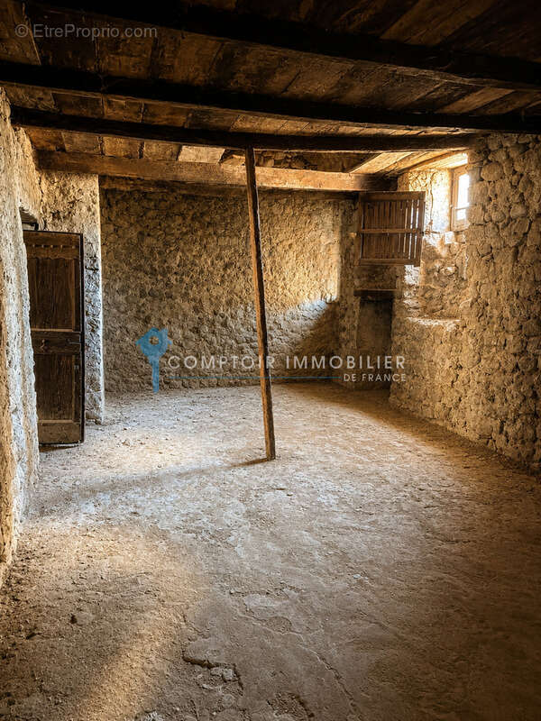 Maison de village de caractère à Labeaume   103 m2 habitables et près de 400 m2 de surfaces utiles à valoriser - photo 14