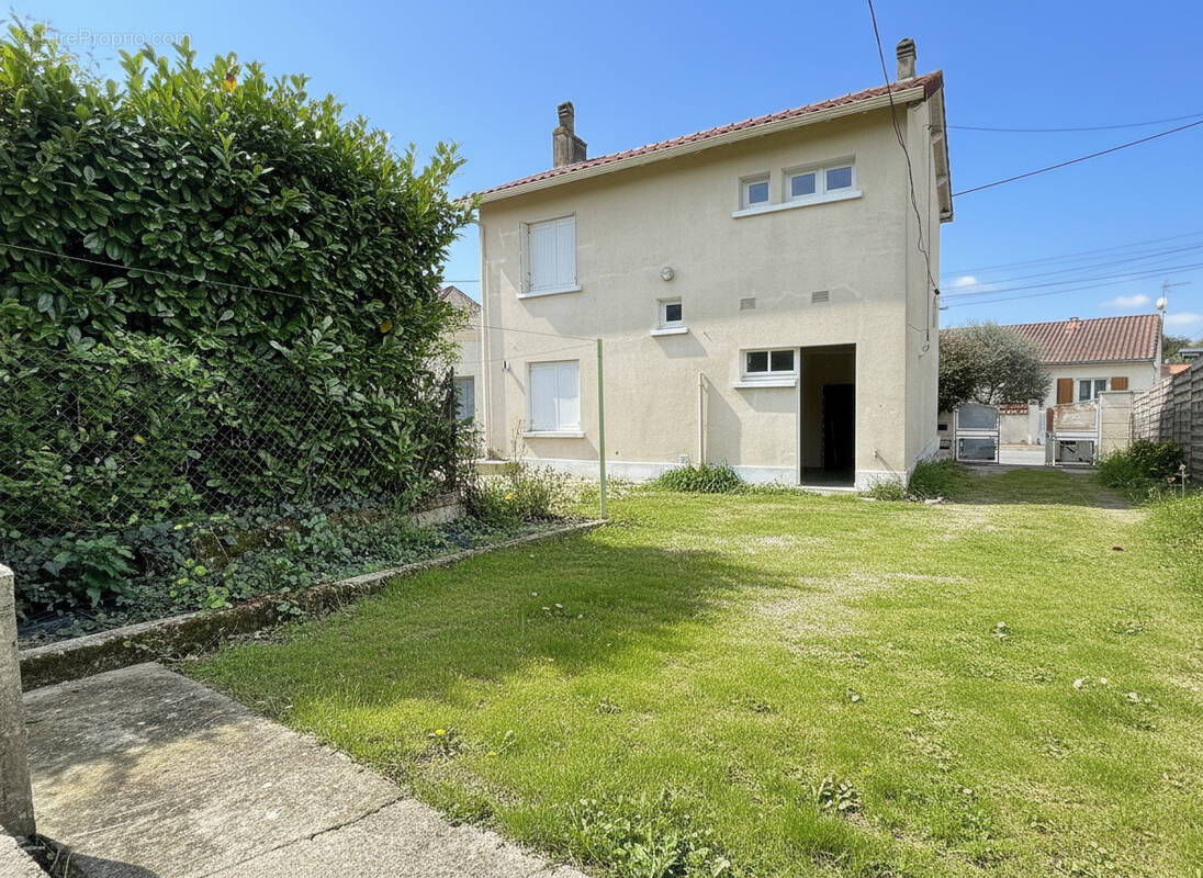 Maison à FLEAC