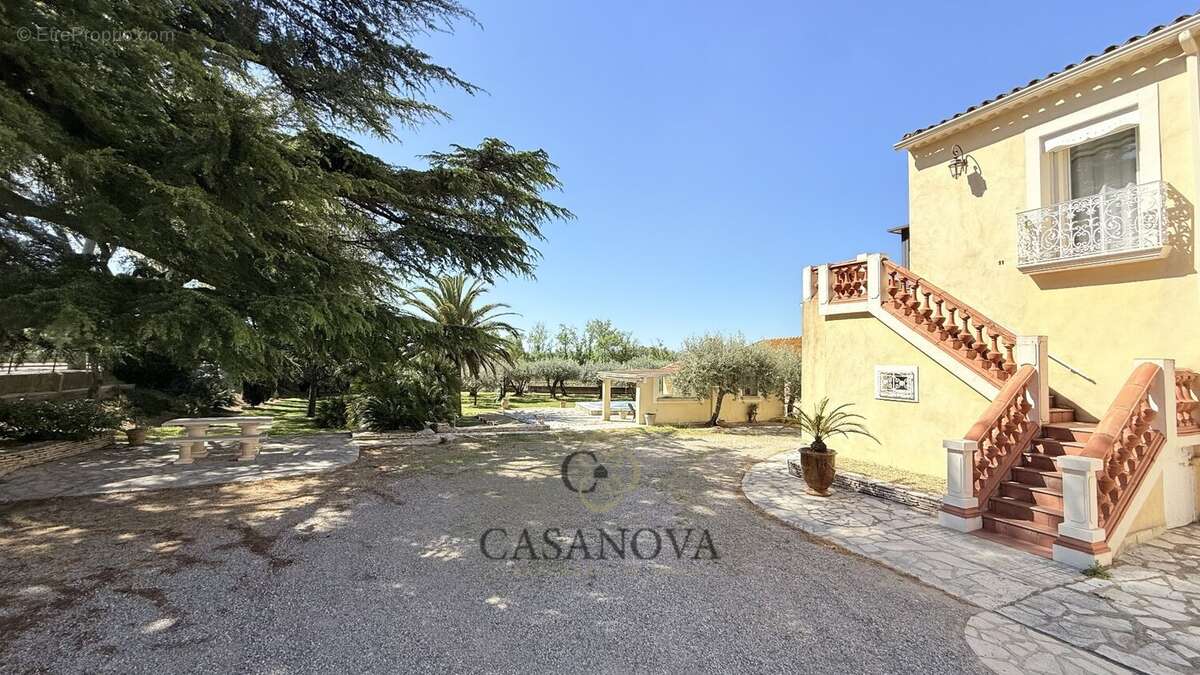 Maison vigneronne avec dépendances, piscine et terrain arboré entre Montpellier et Béziers - photo 4