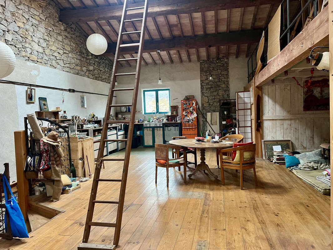 Ancienne remise aménagée type loft à fort potentiel - photo 2