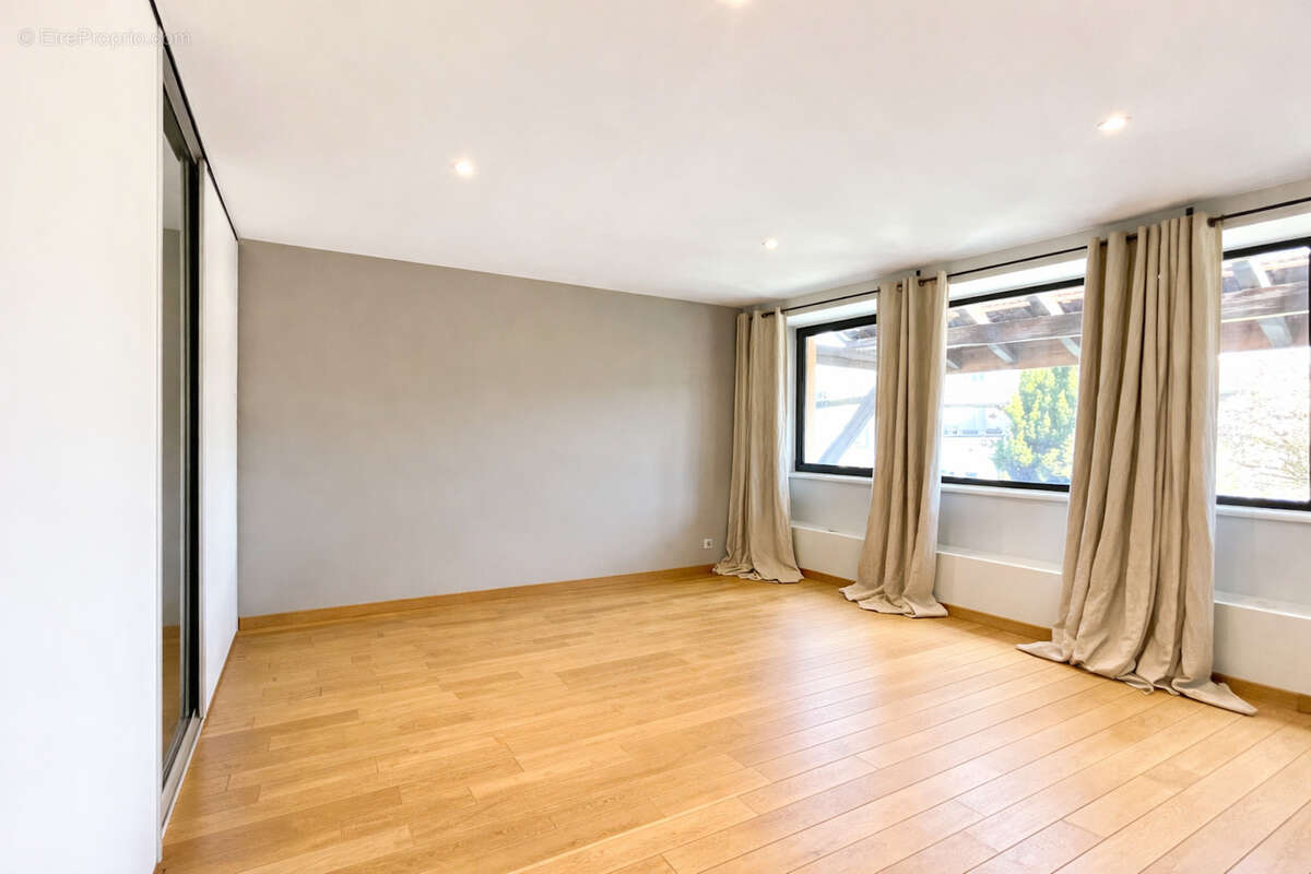 Maison de charme de plus de 300 m2 -  5 chambres, piscine et commodités - photo 13