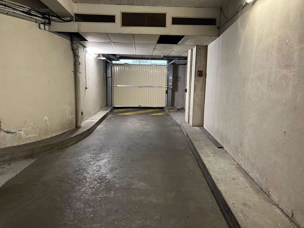 Parking à PARIS-16E