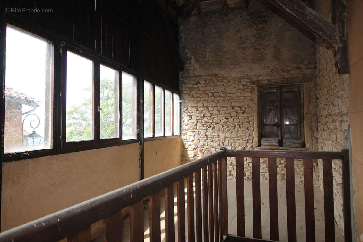 OINGT Maison en pierres de 166 m² + jardin attenant et vue - photo 9