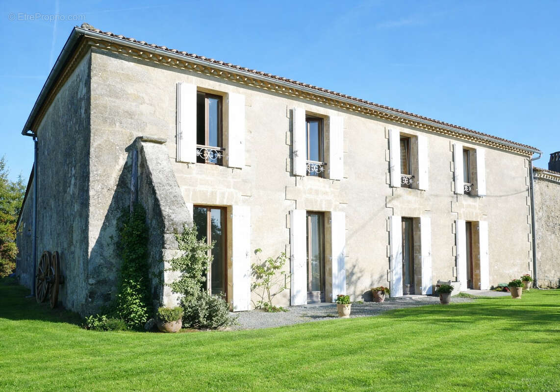Authentique maison de caractère avec dépendances, cour en pierre et vue sur les vignobles de Saint-Émilion - photo 2
