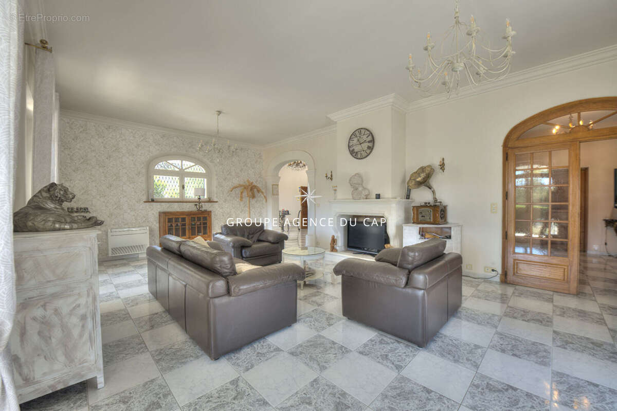Saint Raphaël Boulouris, Villa 262m² proche commerces - photo 9