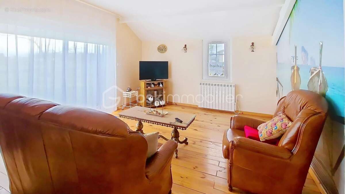 Maison à SAINT-SEURIN-DE-PRATS