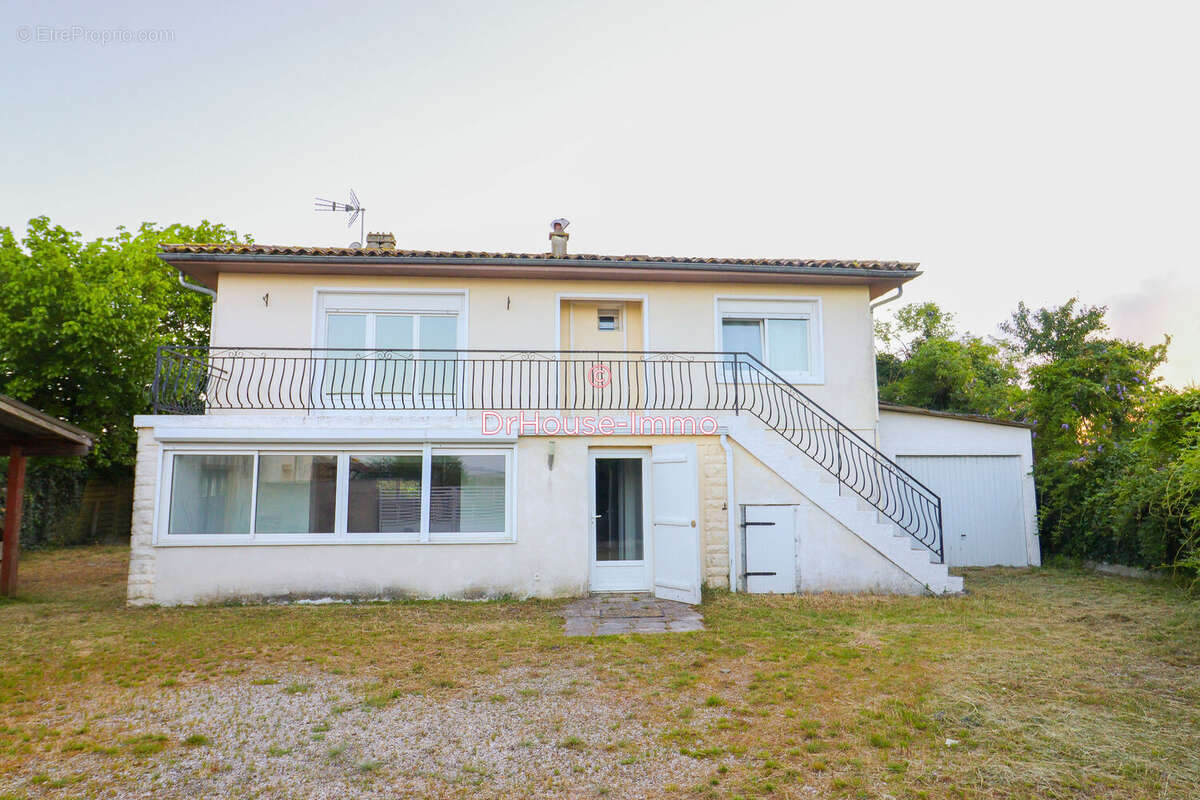 Maison 126 m² à Saint-Julien-Beychevelle  - photo 2