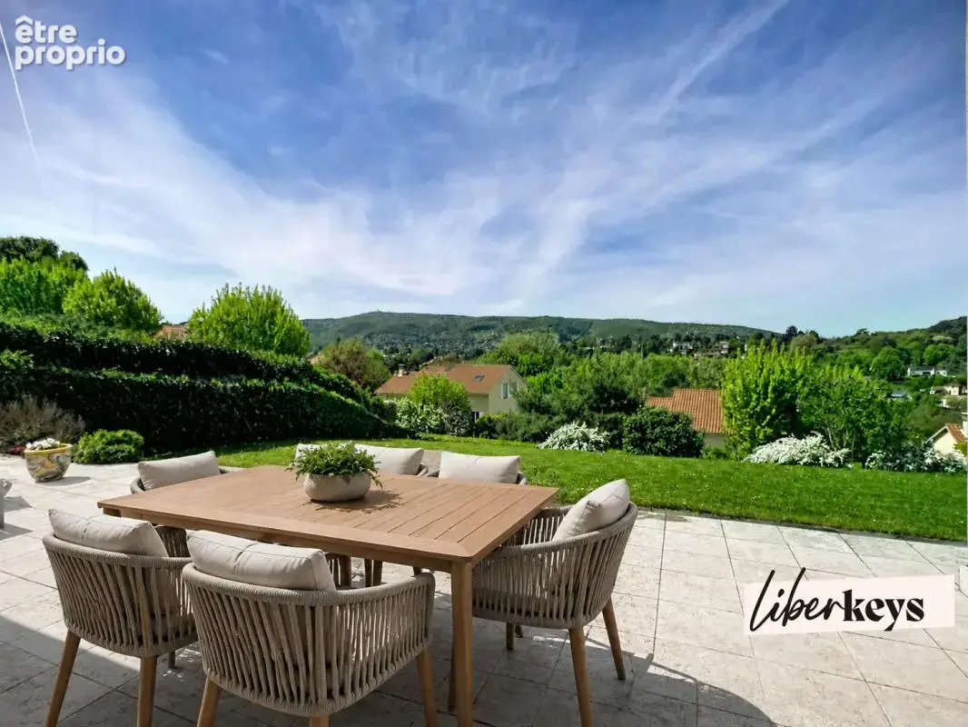Fontaines Saint-Martin : maison 185m² vue dégagée, 5 chambres, terrain 890m², 2 box, cave, cellier - photo 2