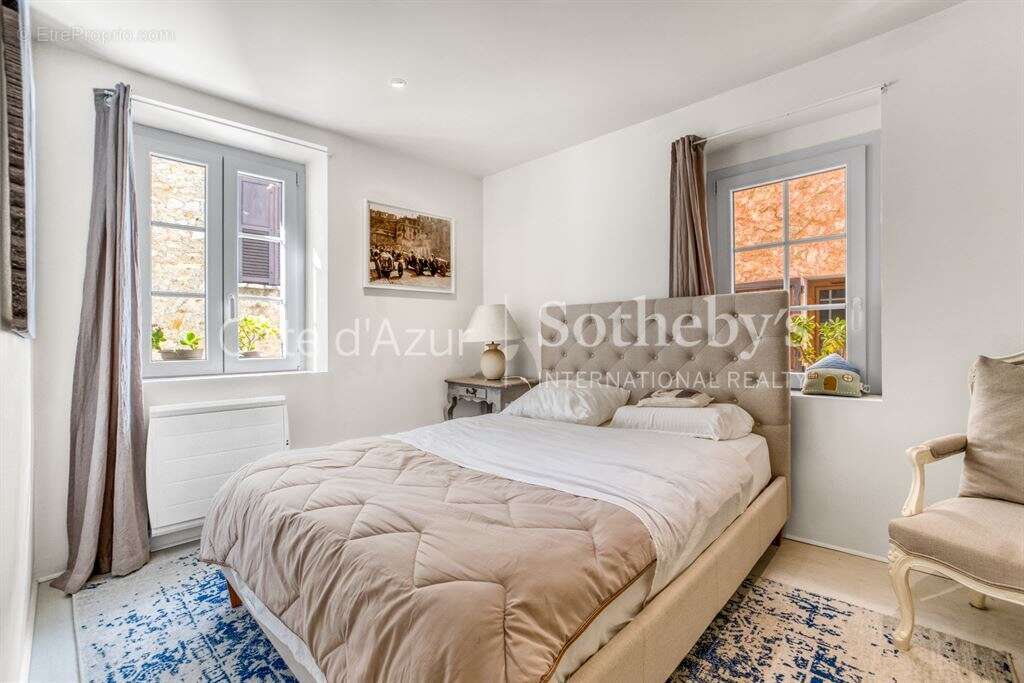 Maison à CHATEAUNEUF-GRASSE