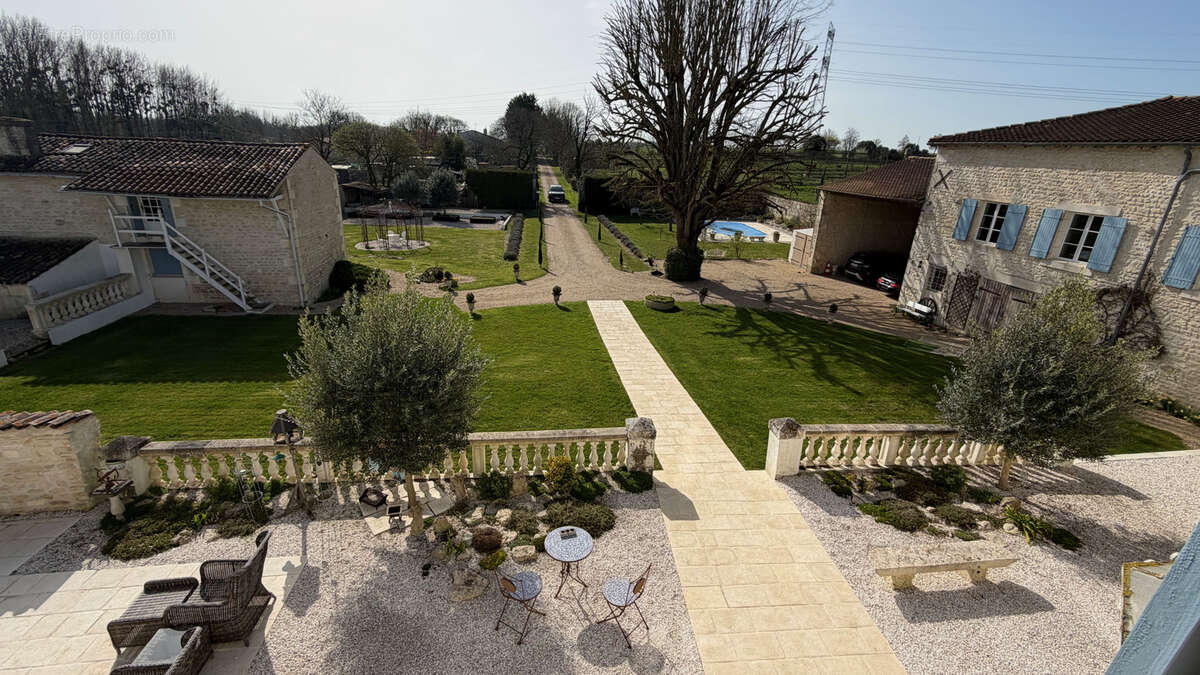 Maison à SAINT-JEAN-D'ANGELY