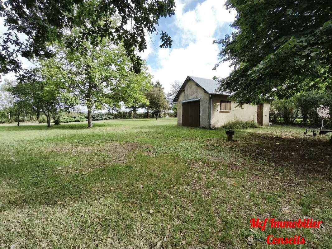 Terrain à VEZINS-DE-LEVEZOU