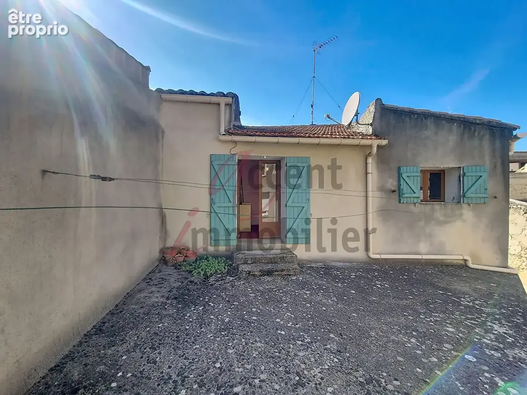 Noves : Maison à rénover avec terrasse en plein coeur du village - photo 2