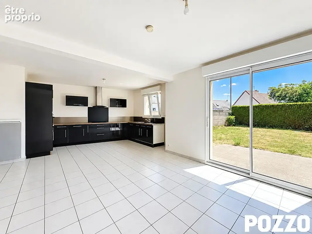 À VENDRE - Maison dans le bourg de Bréhal avec vie de plain-pied ! - photo 3