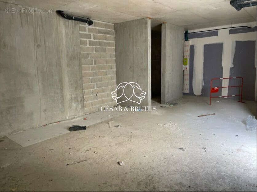 Commerce 50 m² à Pusignan  - photo 5