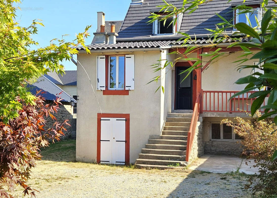 Maison rénovée avec grand jardin aménagé et garage, située dans le centre ville de Baraqueville - photo 3