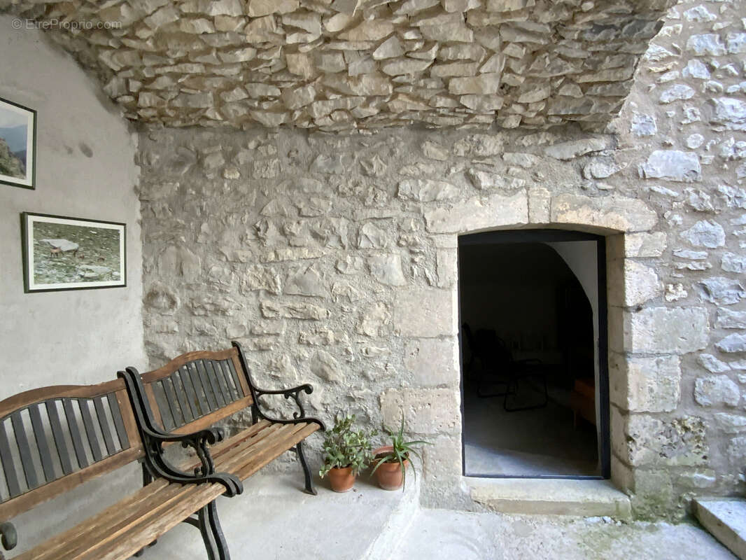 Maison de village en pierre avec cour et garage. - photo 15