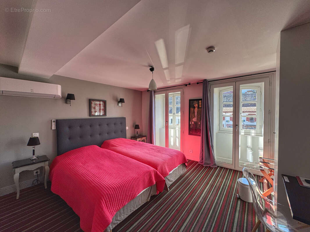 Commerce à SAINT-JEAN-PIED-DE-PORT