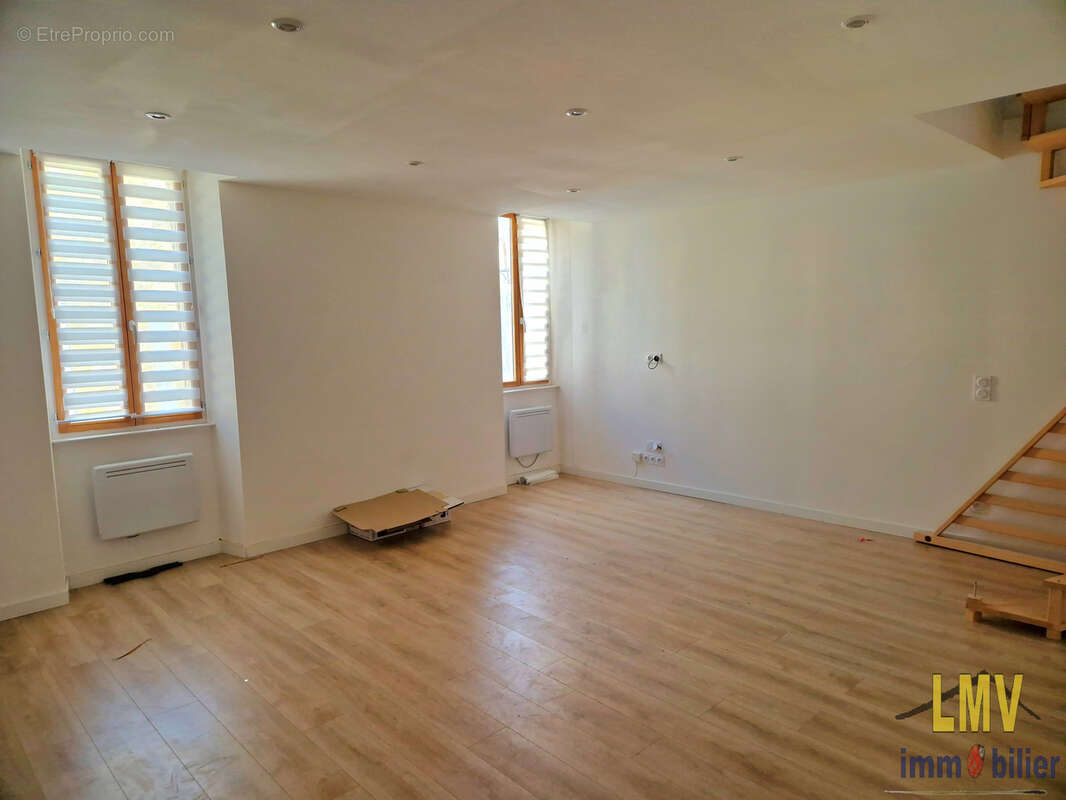 Immeuble avec local commercial et appartement T2 bis - photo 3