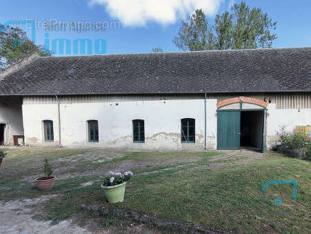 A Mehun-sur-Yèvre  - Maison en pierres 4 chambre + grande dépendance - Terrain en bordure de rivière - photo 11