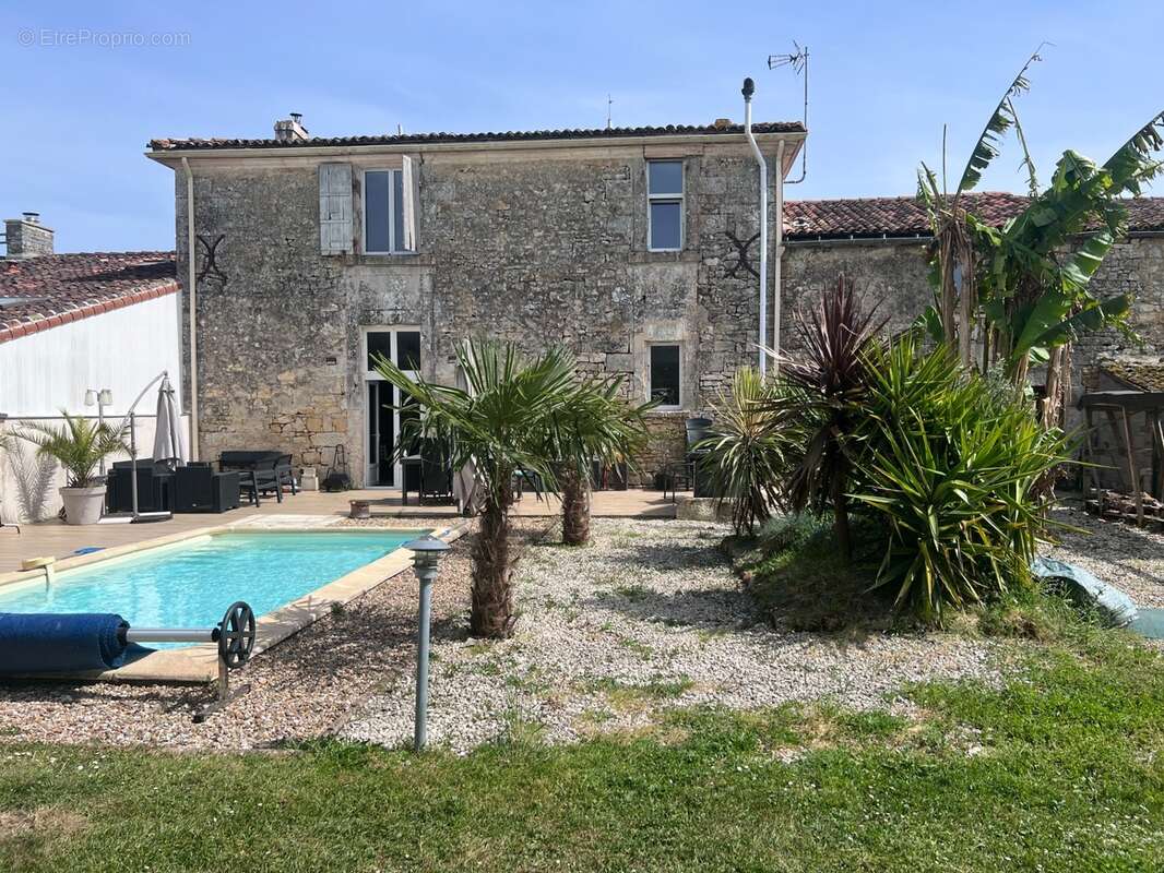 Maison à vendre 5 pièces VARZAY (17) avec piscine - photo 3