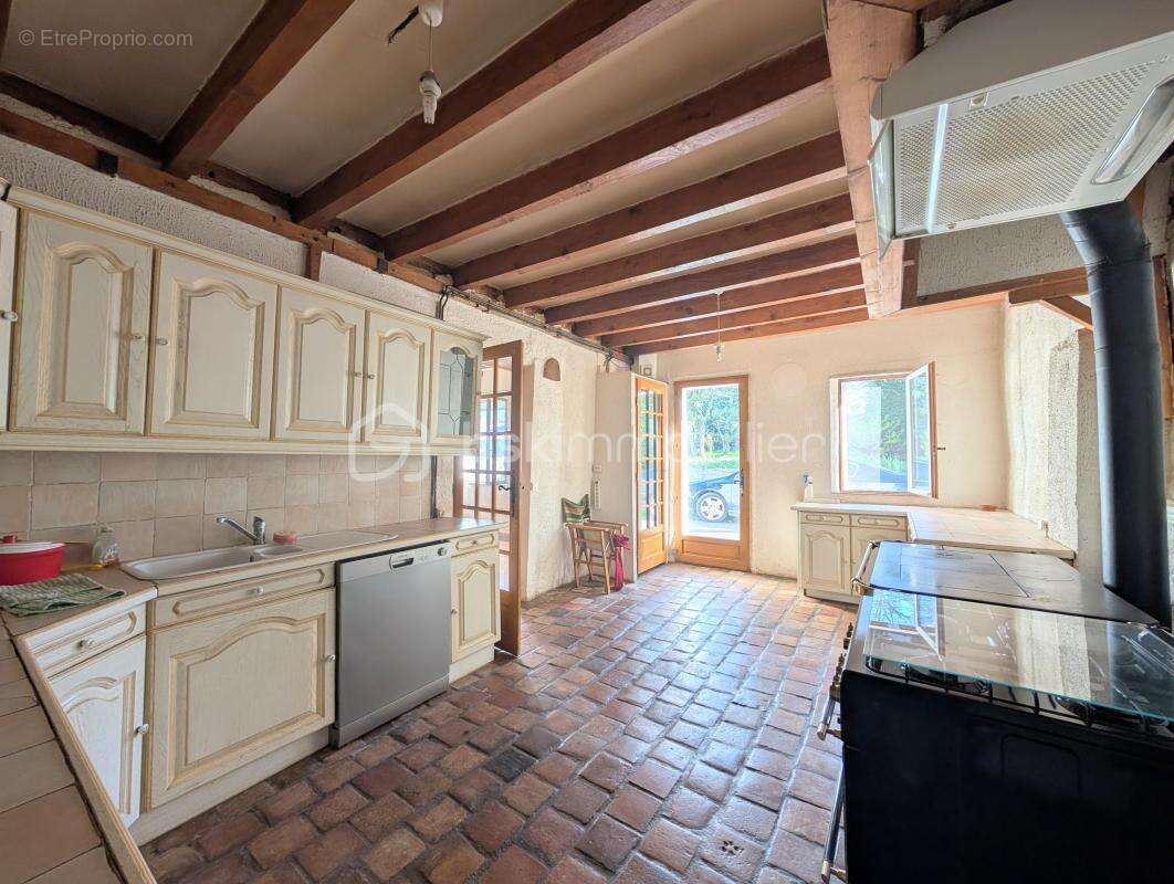 Charme & Authenticité : Magnifique Longère de 184 m² sur 880 m² de terrain - photo 3