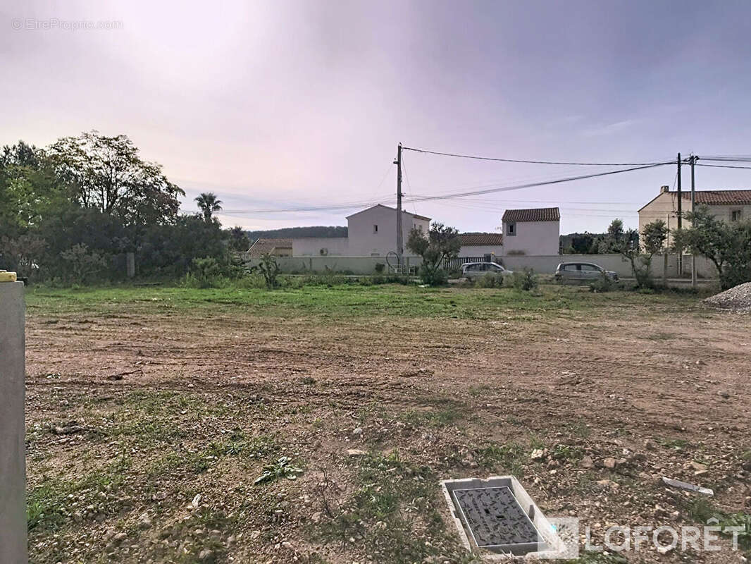 Terrain à LA FARE-LES-OLIVIERS