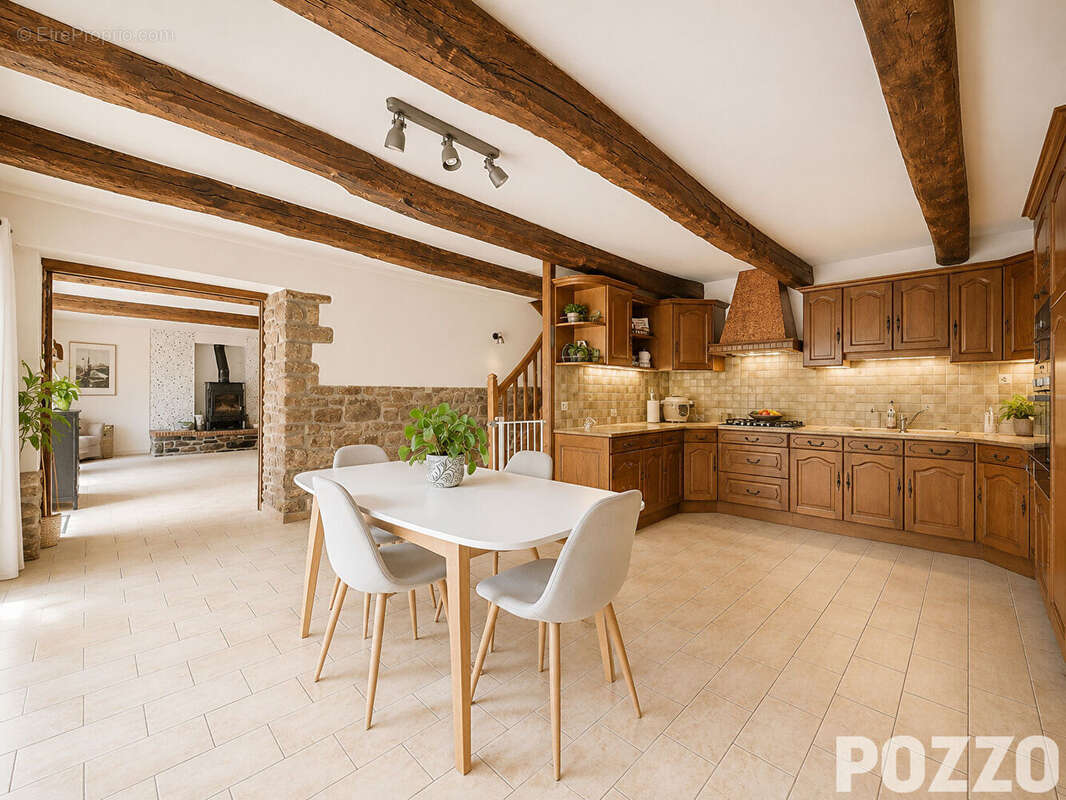 Maison en pierres à Saint Planchers 6 pièces de 120 m2 avec dépendances - photo 4
