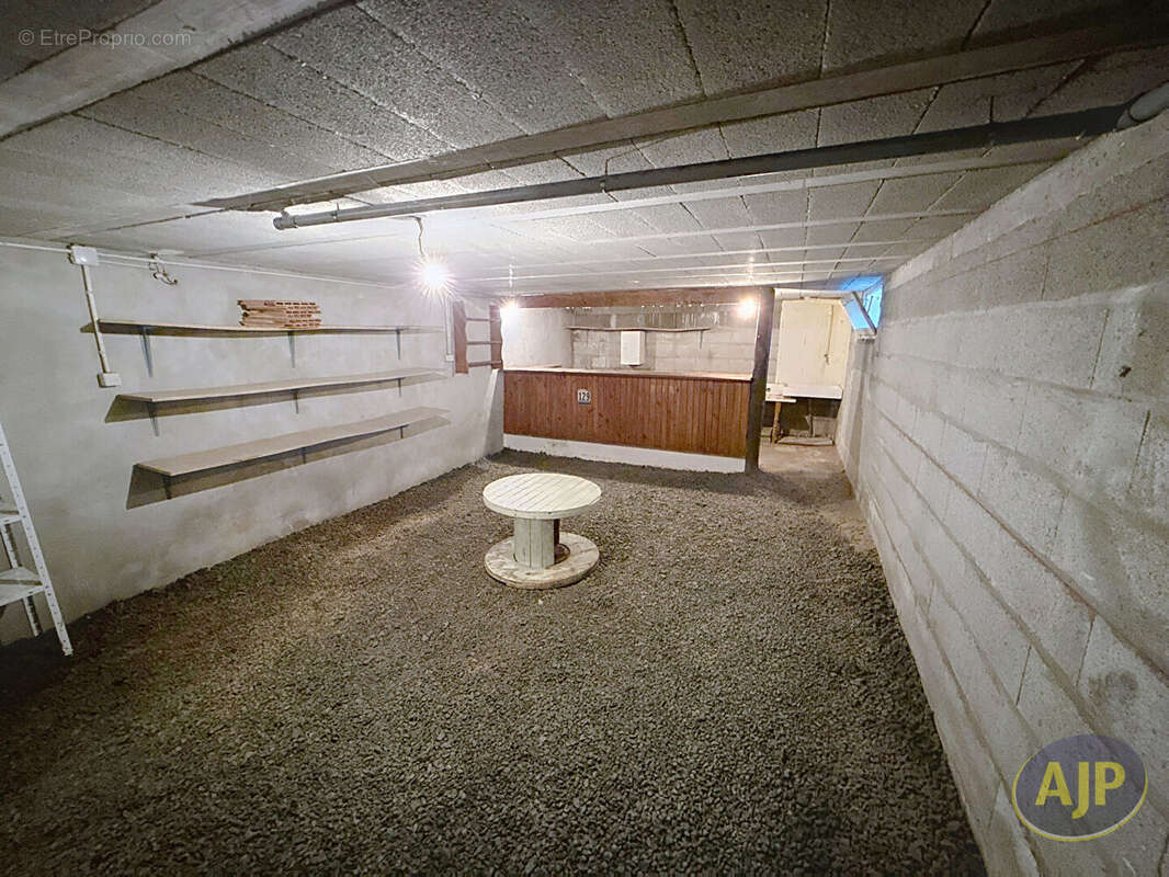 Maison à SAINT-MACAIRE-EN-MAUGES