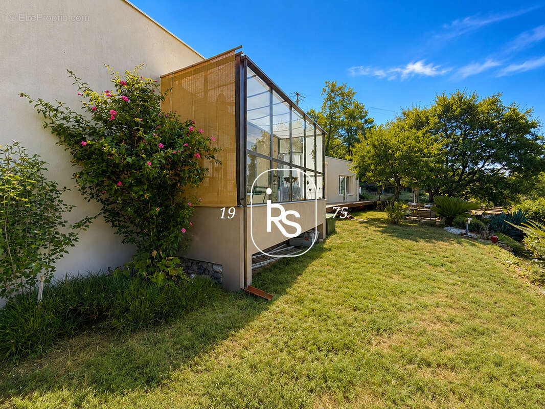 Maison contemporaine  de 112 m2 habitables avec dépendance 38 m2, vue panoramique et terrain de 4295 m2. - photo 3