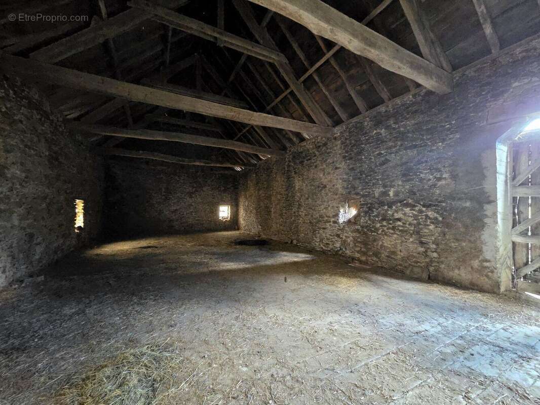 Ancien corps de ferme en pierres dans un environnement calme isolé - photo 15